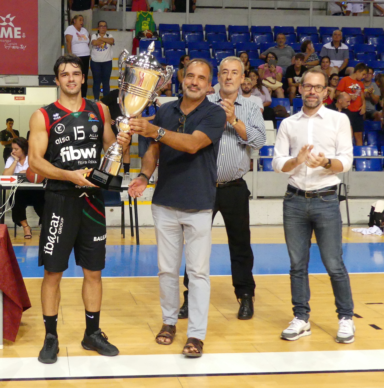 Joan Feliu con el trofeo de segundo clasificado