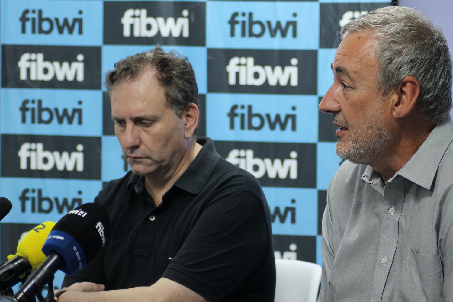 Francisco Alcalde escucha a Guillermo Boscana durante la rueda de prensa