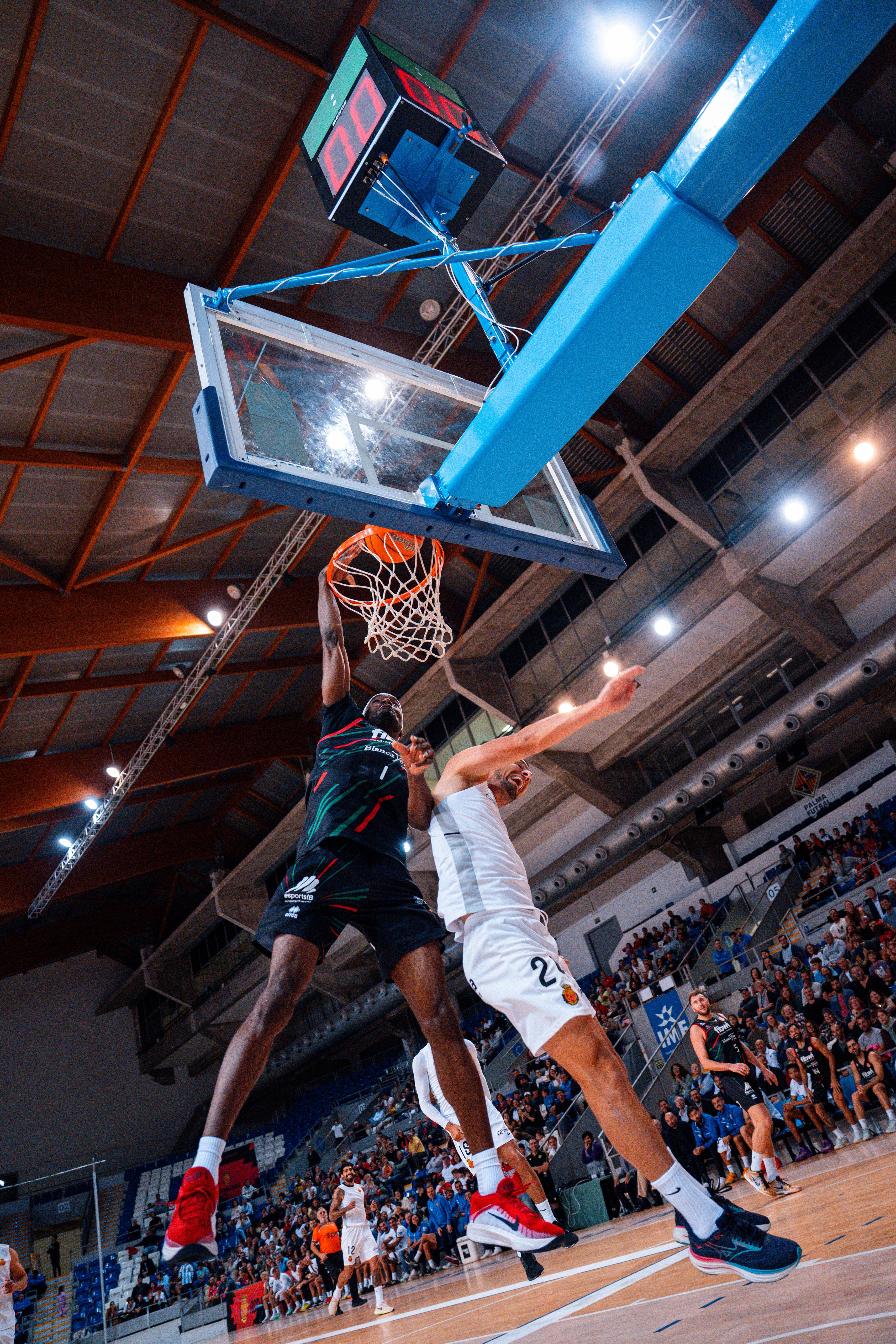 Un momento del partido de baloncesto entre Mallorca y Fibwi Mallorca