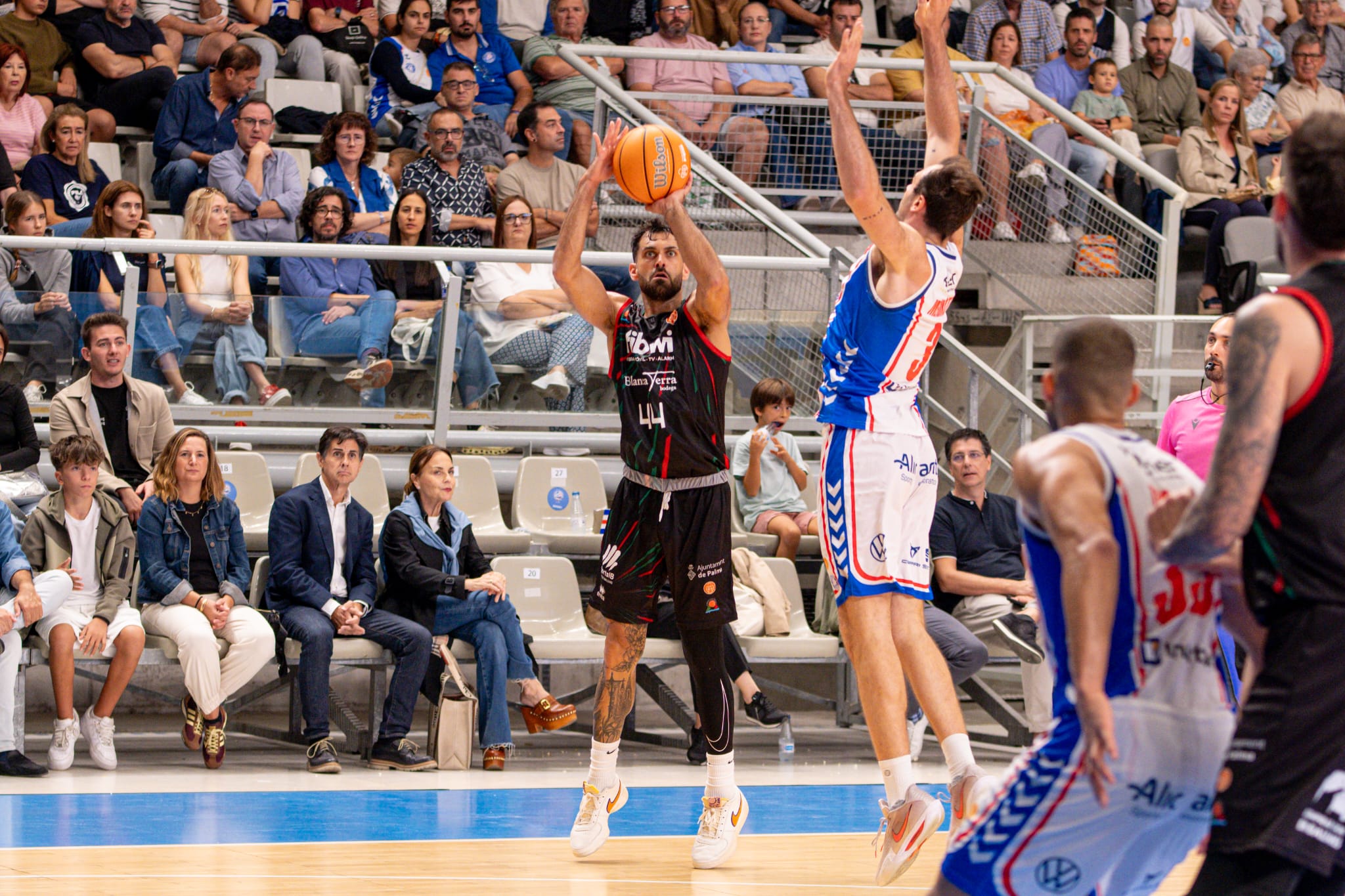 Brian Vzquez pasa a un compaero